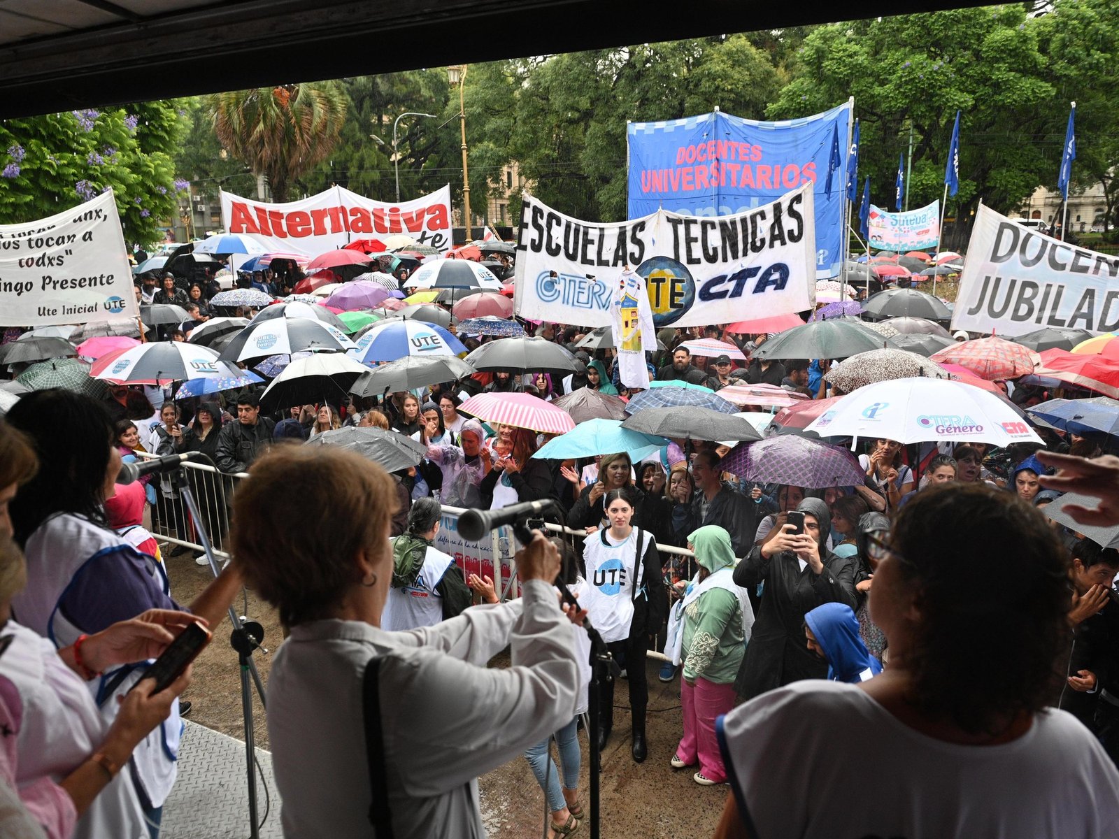 Por decreto, el Gobierno se corre de la paritaria docente, pero mantiene el poder de vetar los aumentos