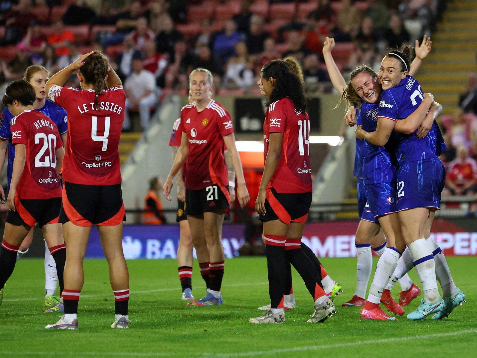 Prohíben a las mujeres transgénero jugar en el fútbol femenino en Reino Unido