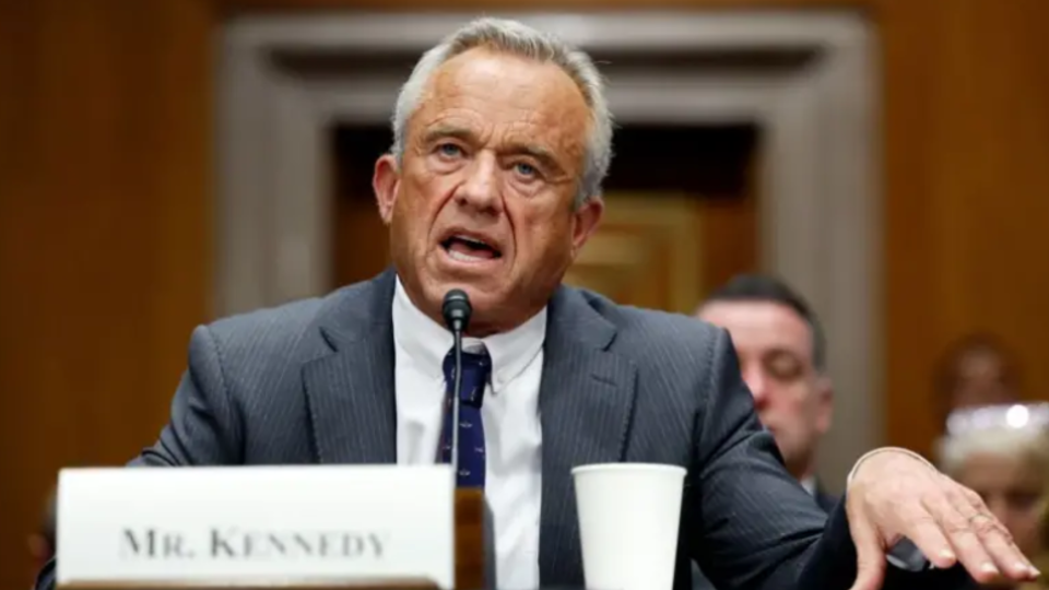 Quién es Robert Kennedy Jr., el funcionario antivacunas que Milei recibió en Casa Rosada | Brindis y motosierra