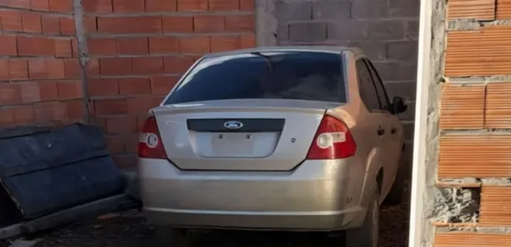 Recuperan un auto robado tras un allanamiento en el barrio Tiro Federal