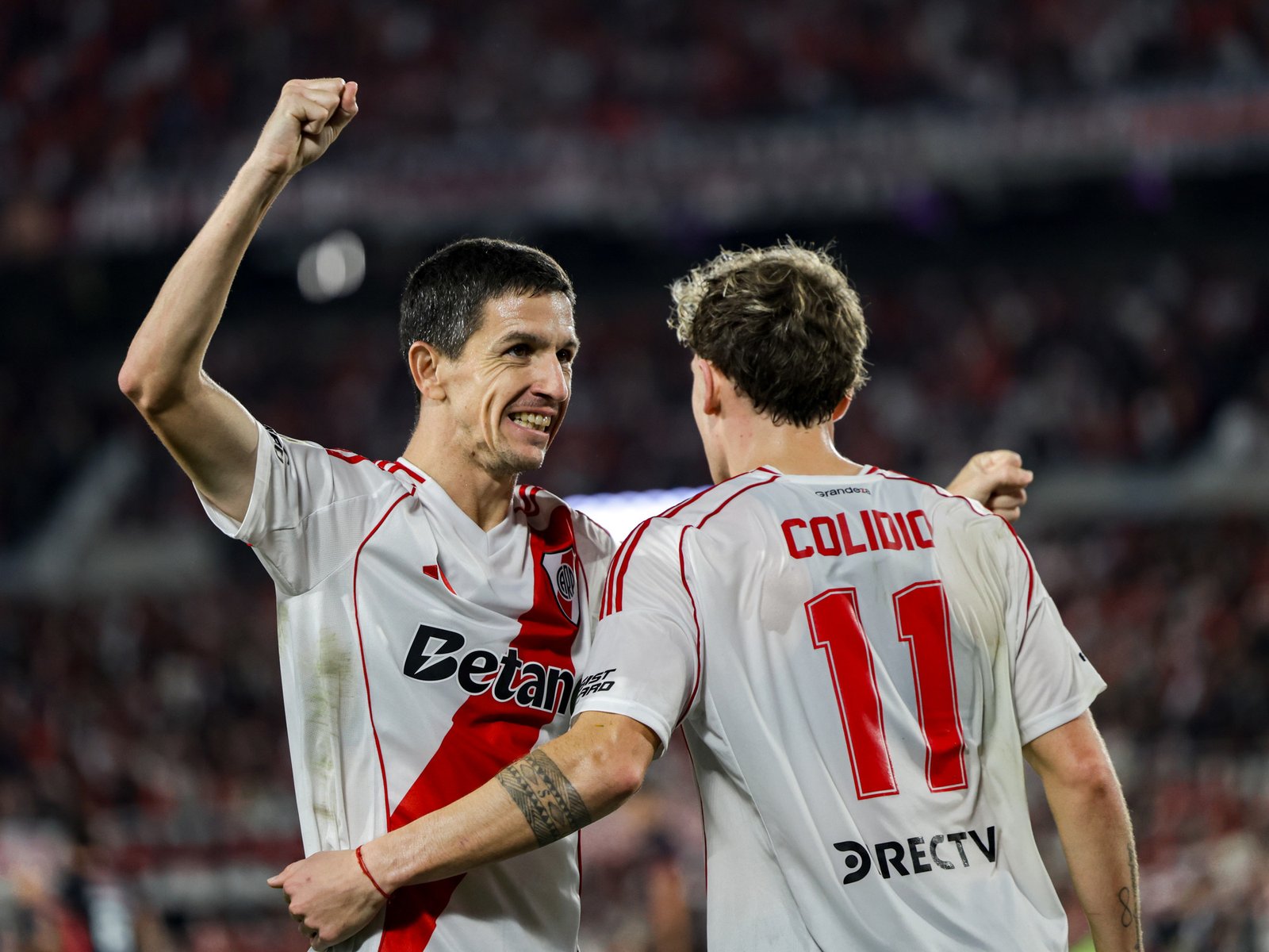 River goleó a Barracas, sigue de fiesta en el Monumental y jugará los cuartos de final con Platense