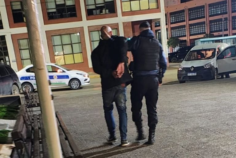 Robó muñecos de colección y lo atraparon en la terminal