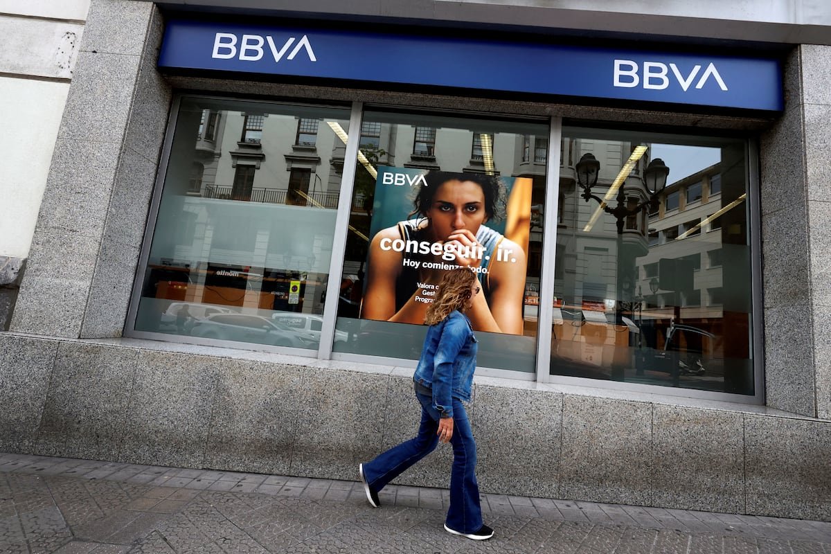 Sabadell baja en Bolsa mientras la banca sube tras conocerse los nuevos compromisos de la CNMC | Mercados Financieros