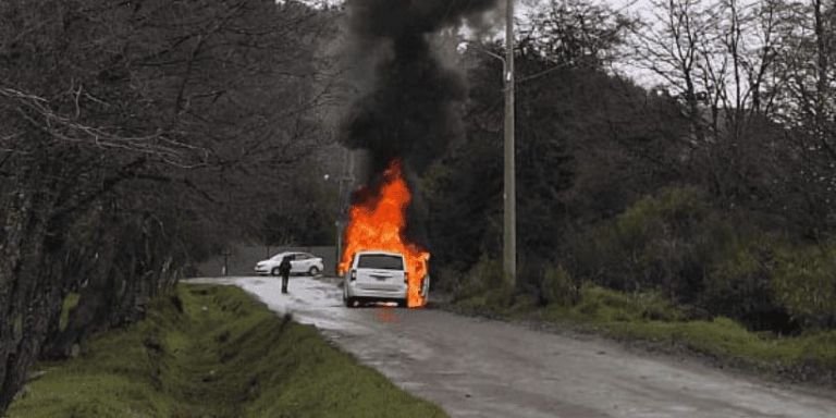 Se incendió una camioneta en el barrio Jardín Botánico de Bariloche