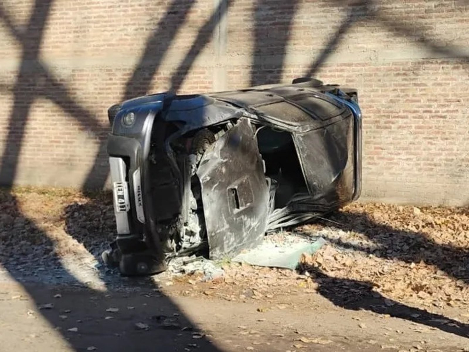 Se llevó la camioneta de su padrastro sin permiso, chocó de frente contra otro chico y murió: ninguno tenía registro