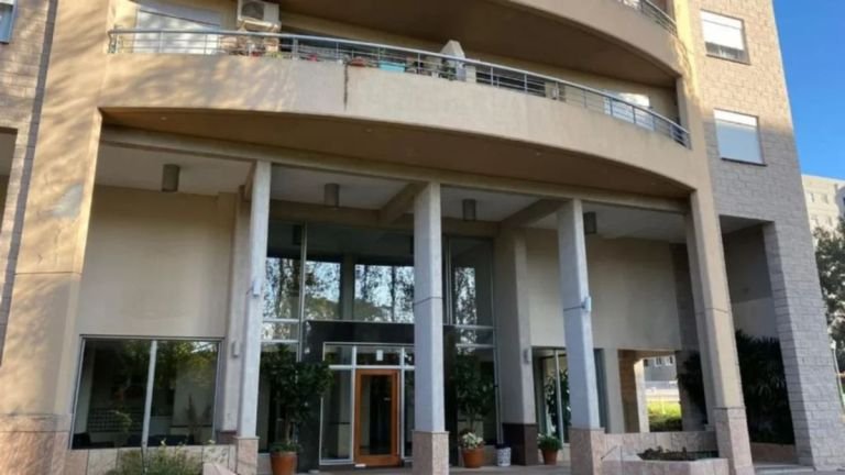 Un adolescente de 13 años murió tras caer de un edificio
