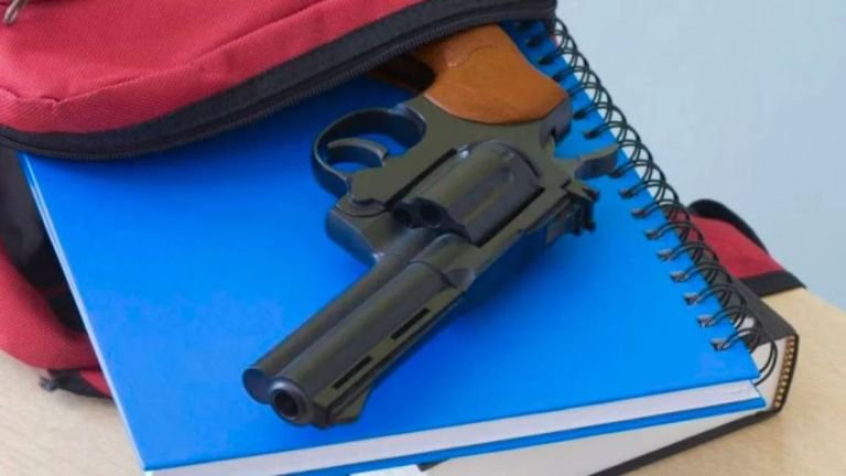 Un alumno llevó un arma a la escuela y huyó a los tiros
