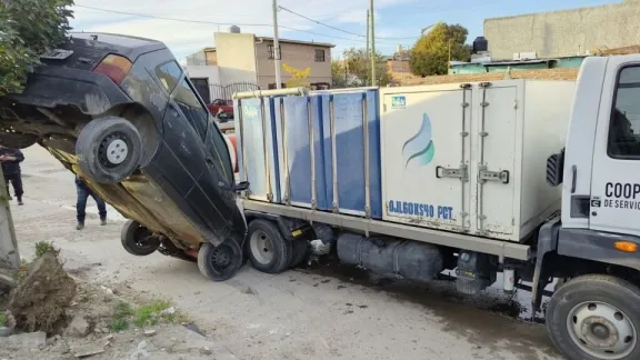 Un camión se deslizó por el hielo y dejó un auto colgado de un poste