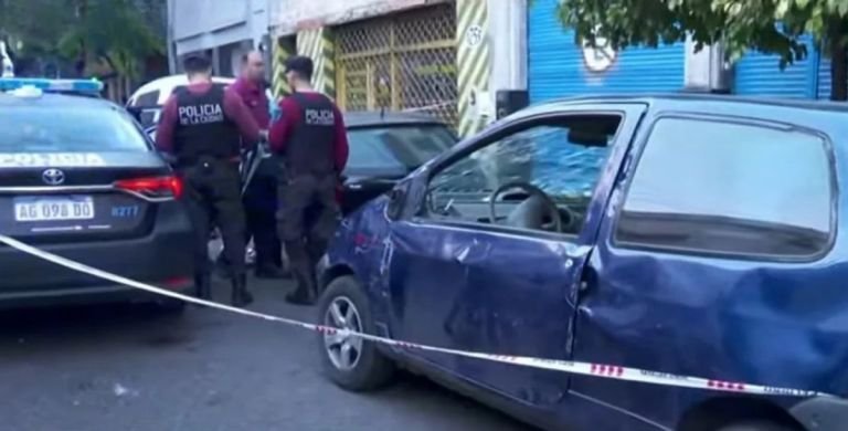 Un conductor alcoholizado chocó a un auto estacionado y volcó