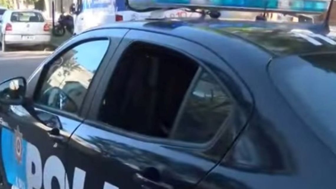 Un detenido rompió el vidrio del patrullero, huyó y murió horas después por las heridas