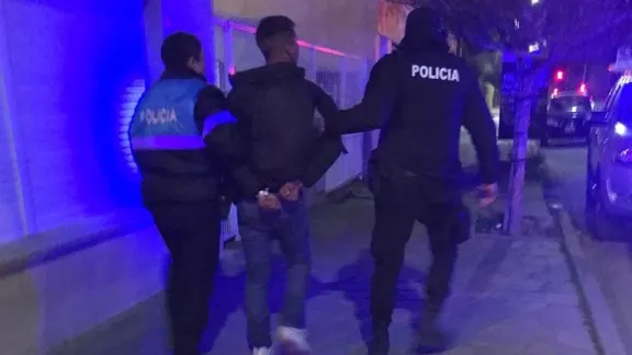 Un joven golpeó brutalmente a un policía que patrullaba en bicicleta