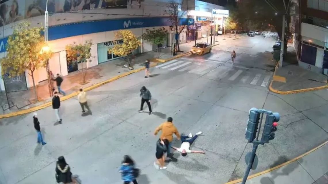 Un joven recibió una feroz golpiza “en manada” a la salida de un boliche en Neuquén