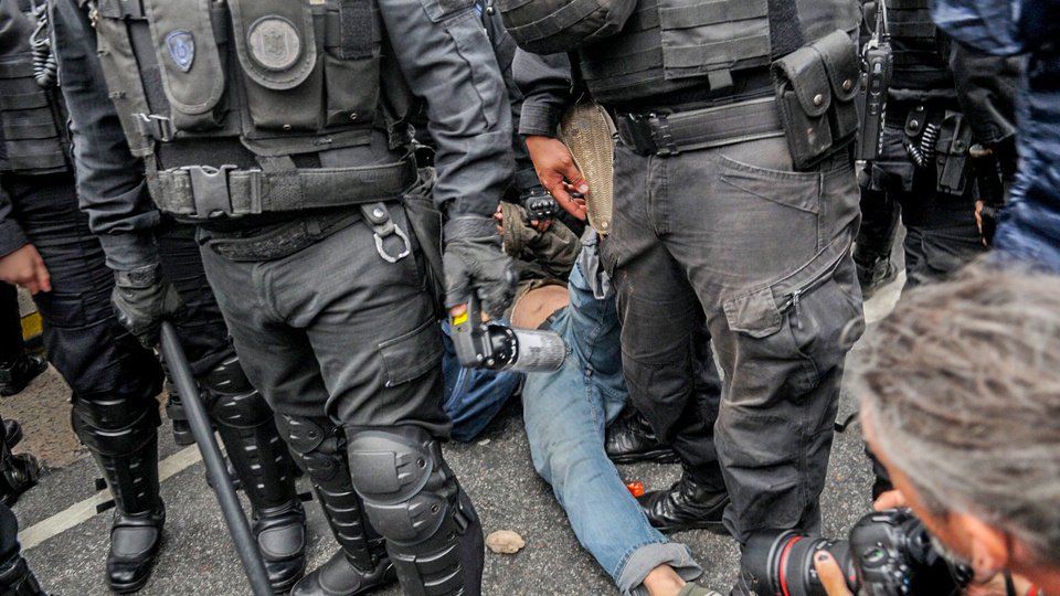Un manual para prevenir los gases, los palazos y las cacerías de la Policía de Bullrich  | La represión del Gobierno, bajo la lupa