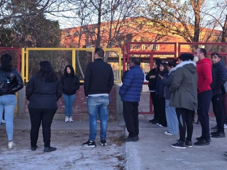 Un nene de 12 años llevó un arma a la escuela y apuntó contra niños de cuarto grado