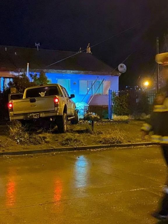 Una camioneta se incrustó en una casa y provocó una fuga de gas