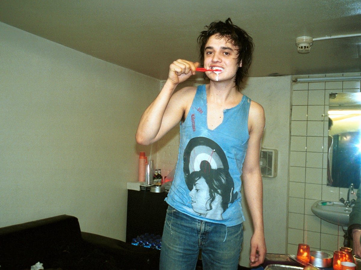 Una “dieta de cigarrillos” y máxima delgadez: vuelve la estética rockera de los 2000 (pero sin rock) | ICON