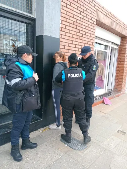 Una mujer fue detenida tras empujar a una jubilada y robarle $20 000