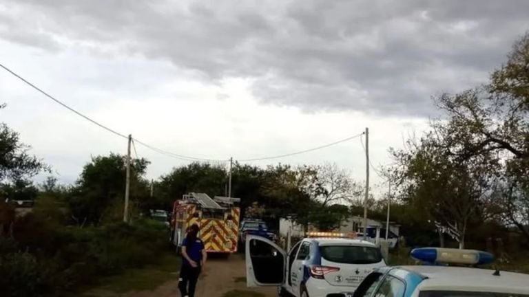 Una mujer murió electrocutada al enchufar una heladera recién reparada