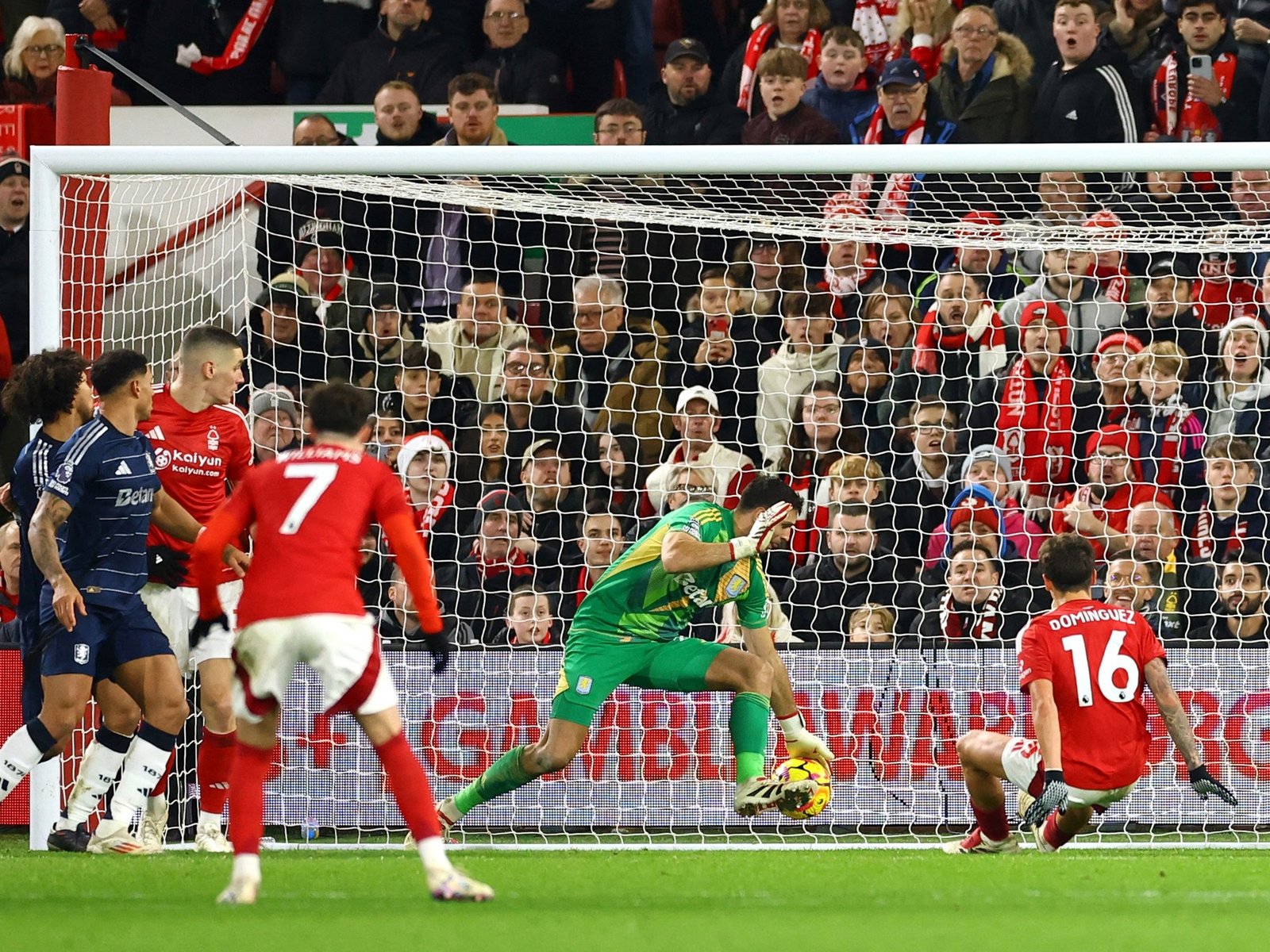 Una tremenda atajada del Dibu Emiliano Martínez fue elegida como la mejor de la temporada de la Premier League