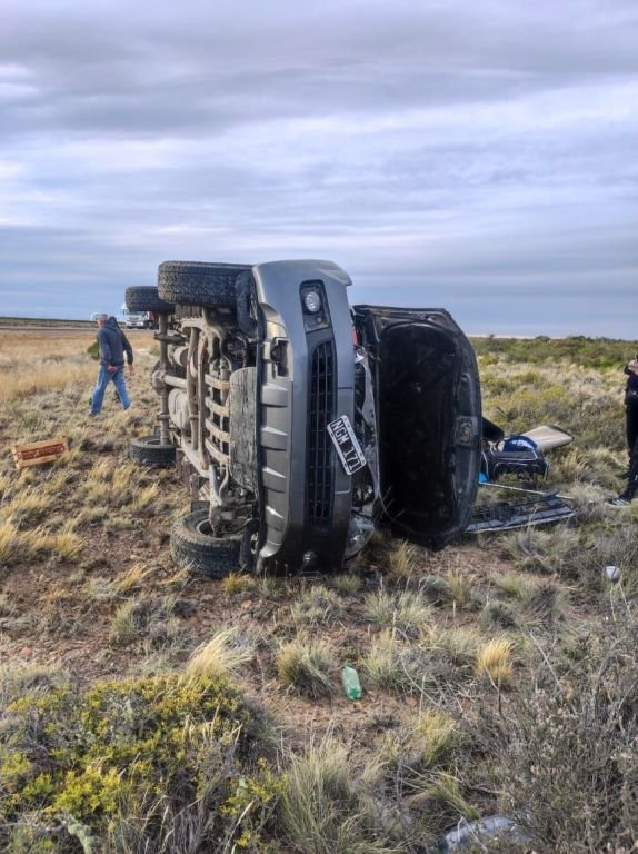Vuelco de camioneta en Ruta 3: el conductor volvía de una sesión de quimioterapia y se quedó dormido