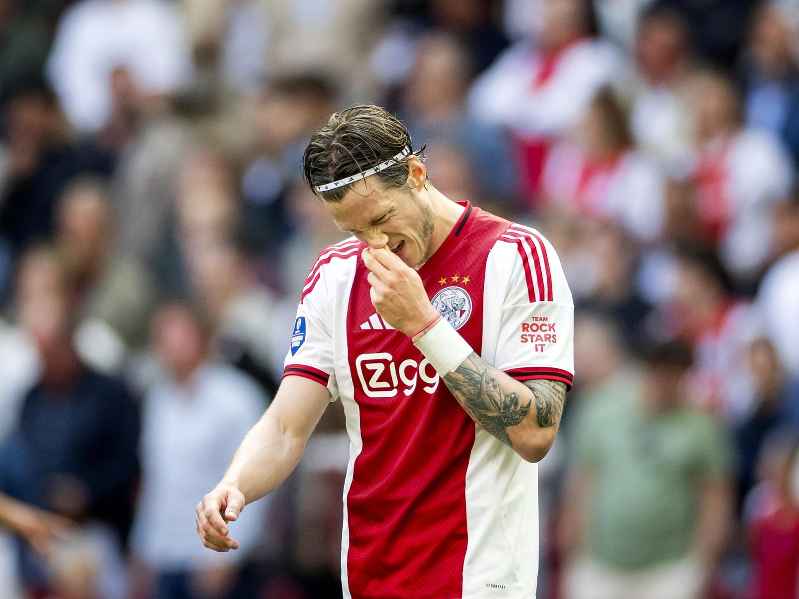 Wout Weghorst, el archirrival de Messi, golpeó a un camarógrafo tras perder el campeonato con Ajax