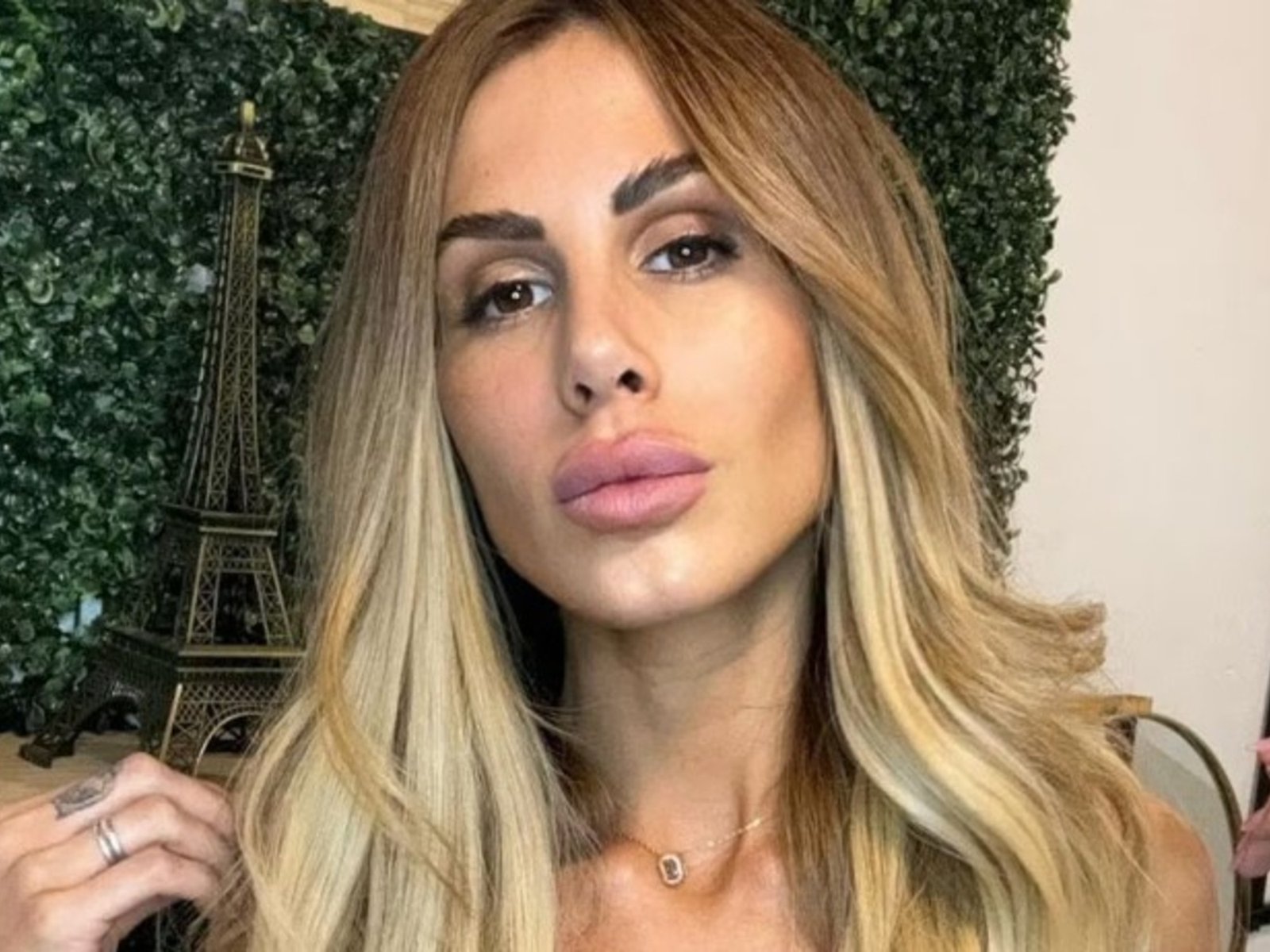 acusan por un robo de ropa a una modelo uruguaya que es pareja de un exfutbolista de Newell’s, pero ella niega todo