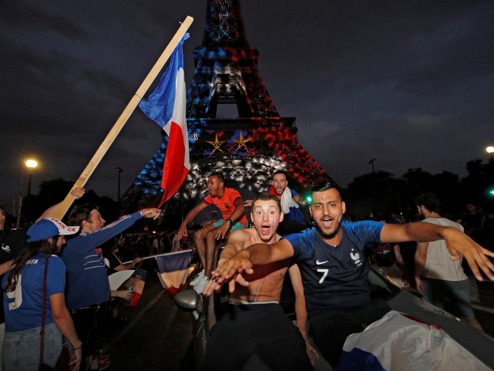 anuncian que la Torre Eiffel se iluminará en cada gol del PSG contra el Inter