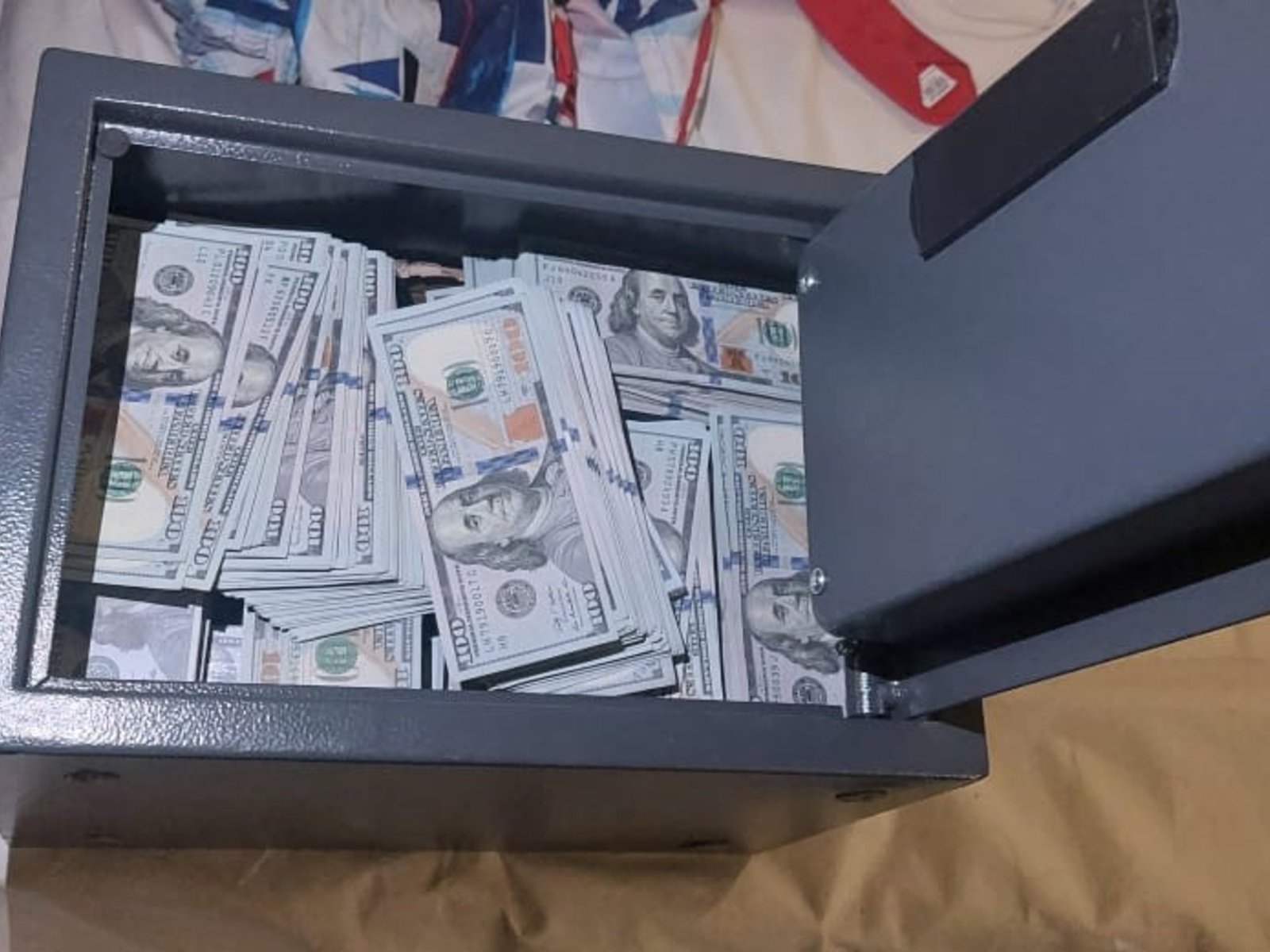así era el cuento de la millonaria estafa de la caja fuerte