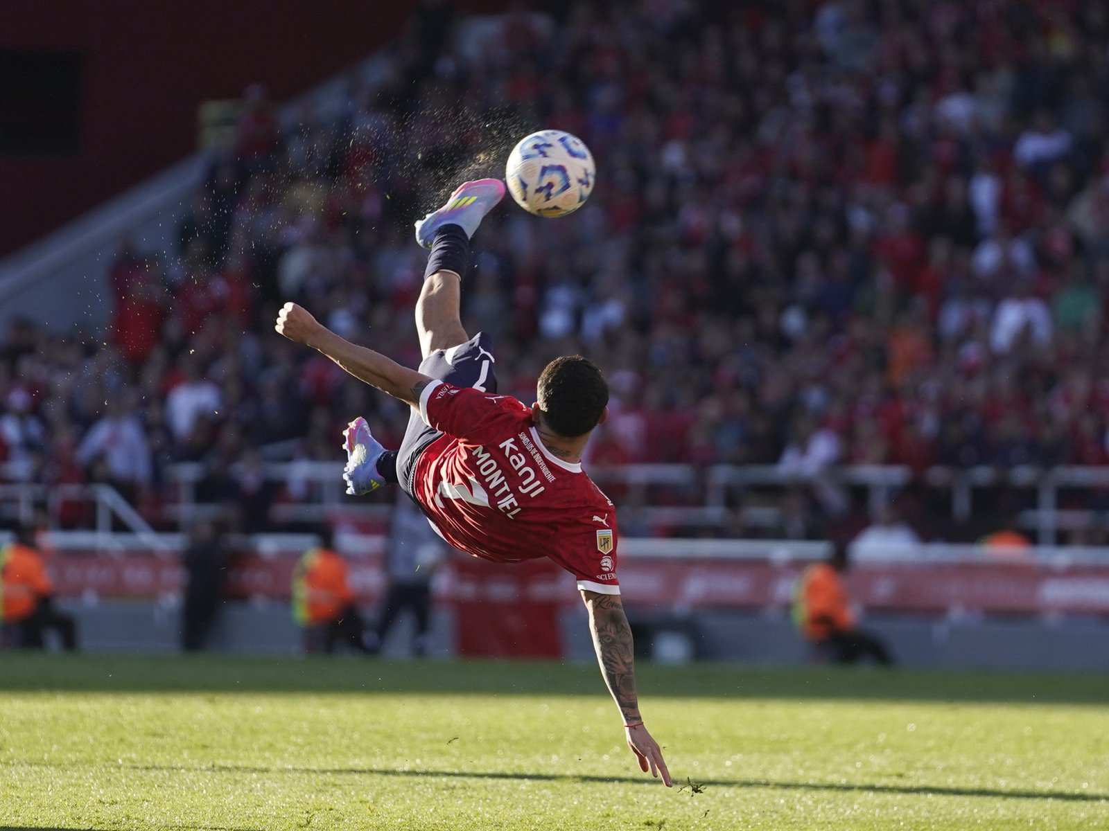 así fue la chilena digna del Puskás que le dio la clasificación al Rojo
