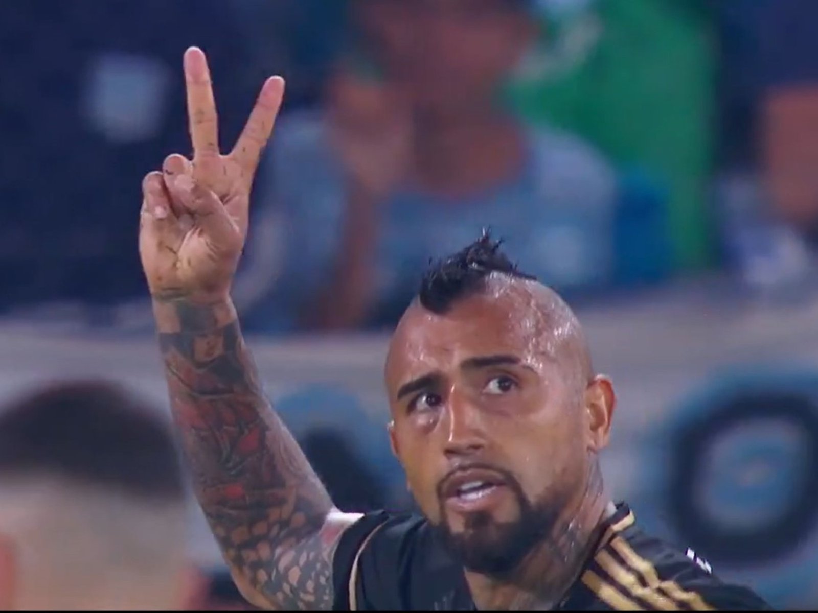 cargó a los hinchas de Racing con las Copas América que ganó con Chile y se llevó la roja en la Libertadores