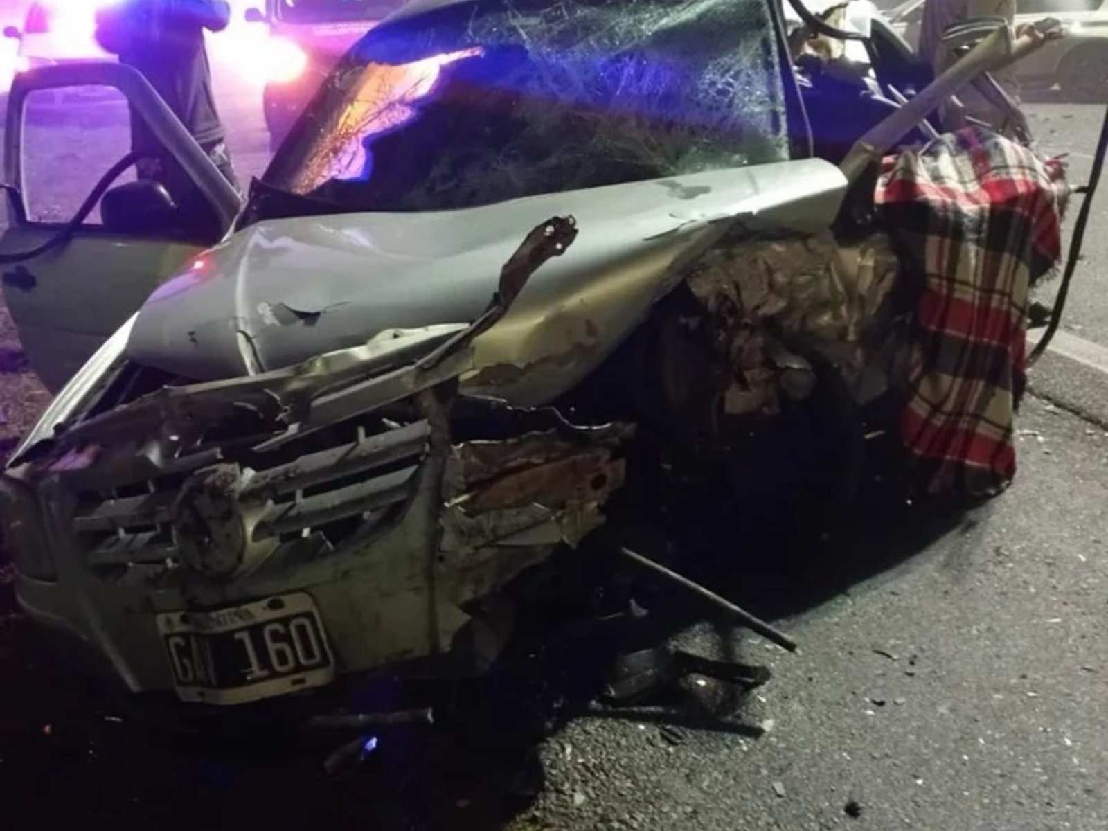 chocó de frente a otro auto, mató al conductor en el acto, y quedó detenido