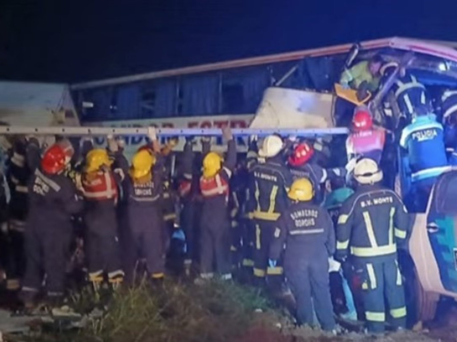 cuatro muertos por el choque frontal de un camión y un micro de larga distancia