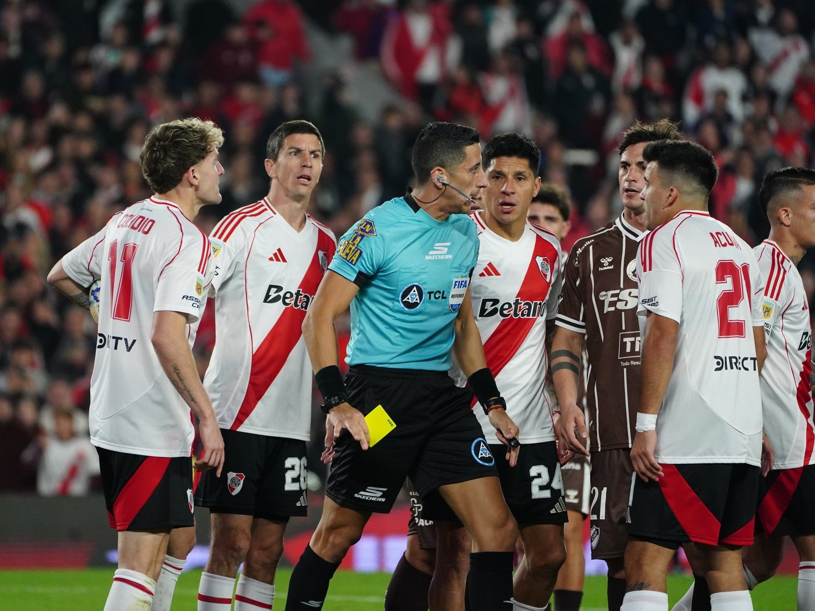 de las rojas obviadas al lateral previo al penal para el empate de River ante Platense