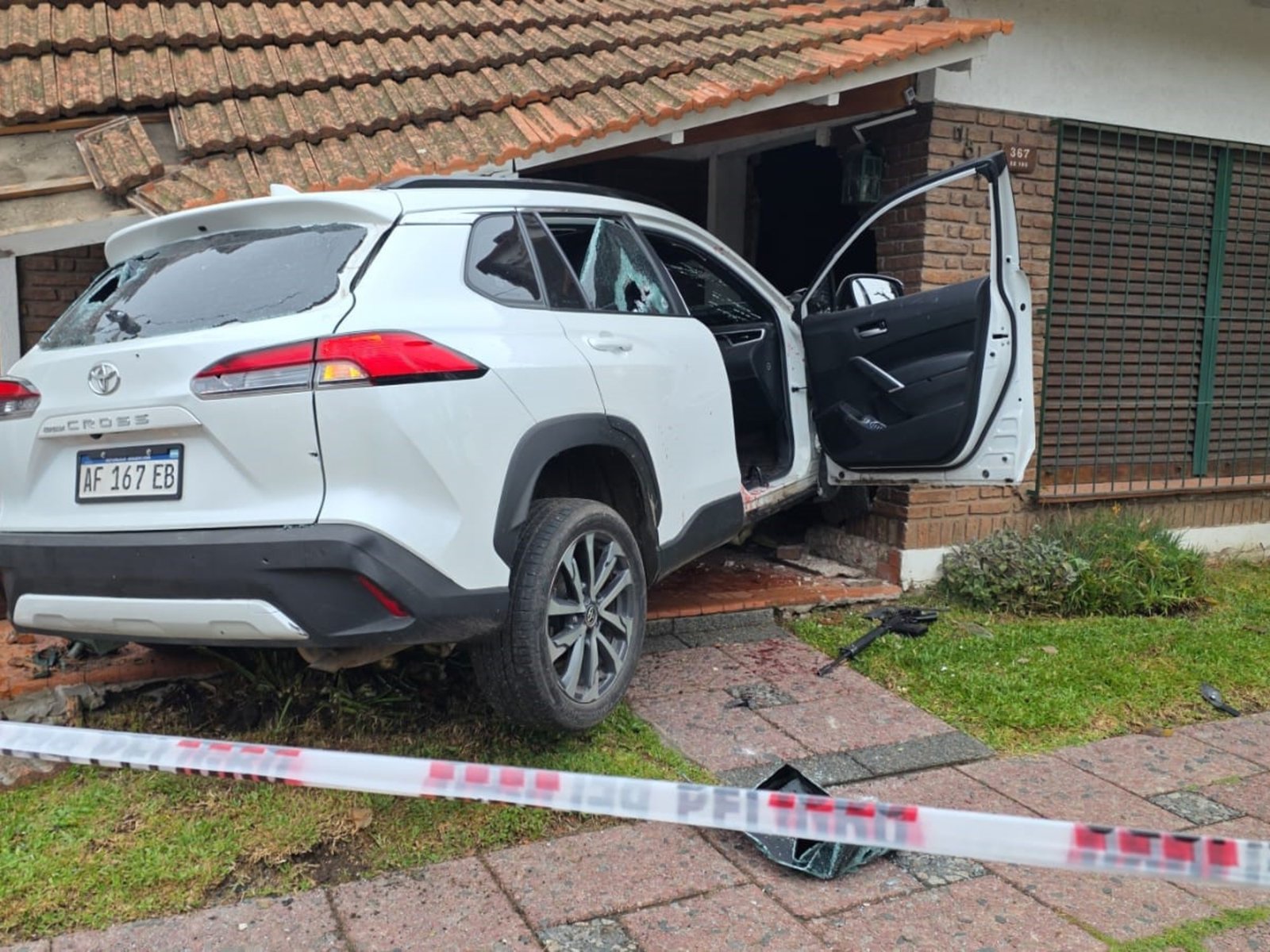 dos ladrones muertos, dos detenidos y un auto incrustado en una casa