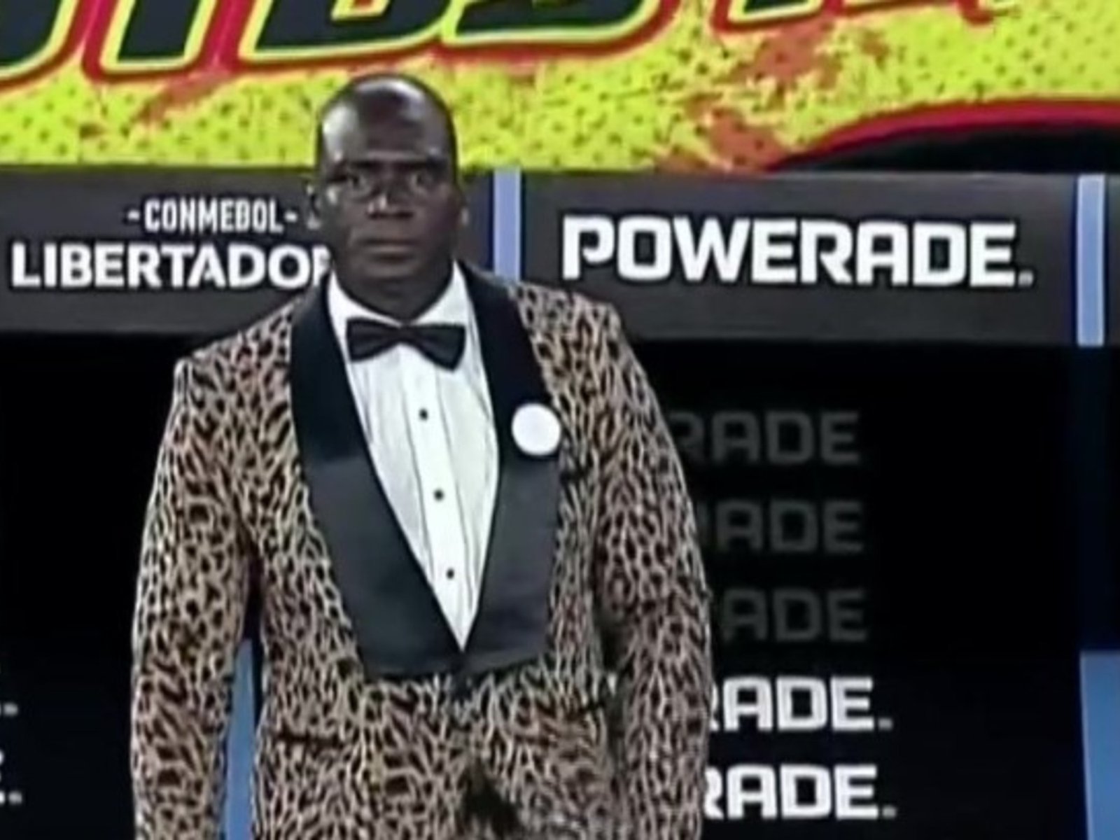 el DT de Barcelona recibió al River de Gallardo con otro look excéntrico en modo animal print