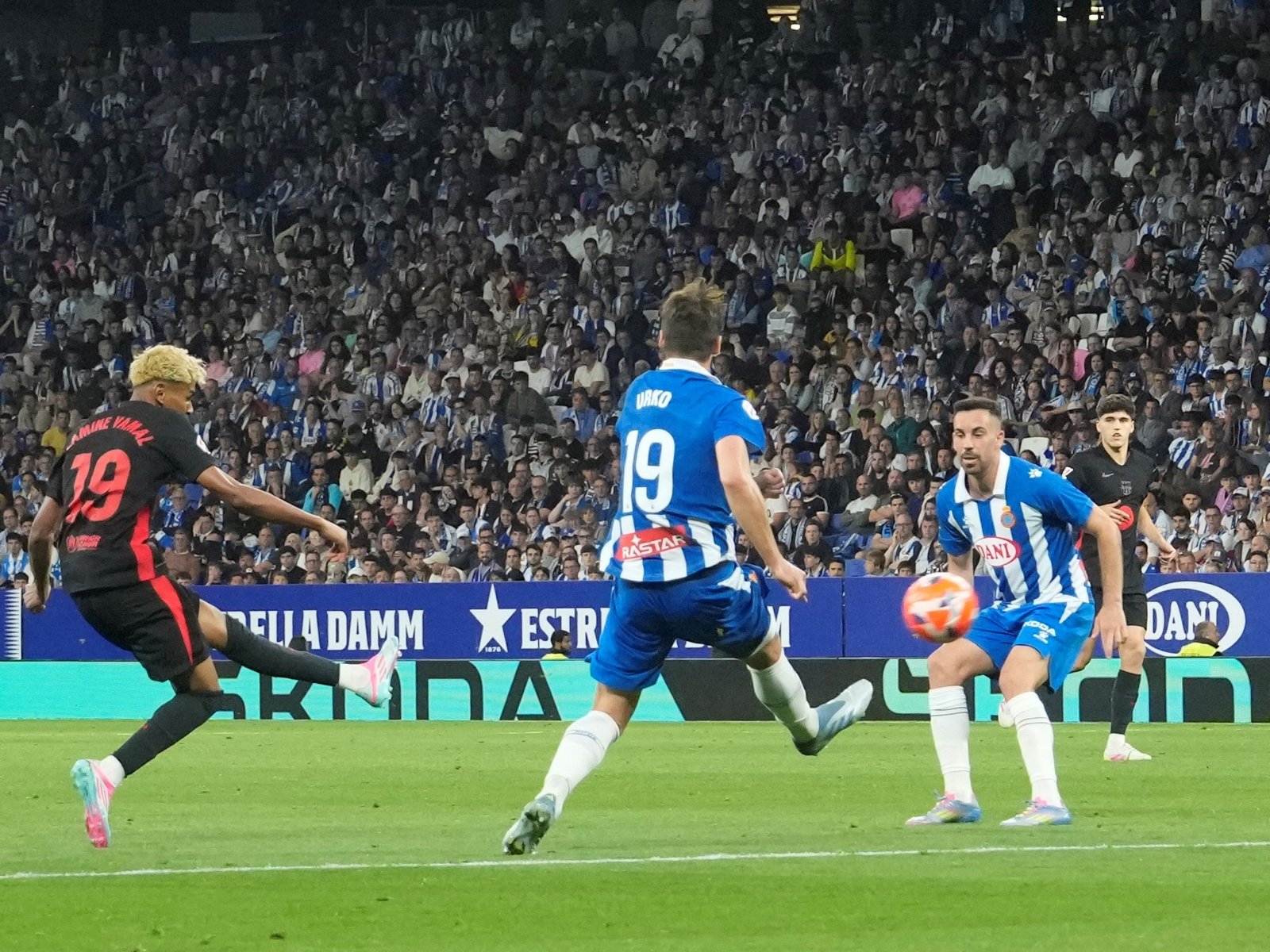 el espectacular golazo a lo Messi de Lamine Yamal para asegurar el título en el clásico ante Espanyol
