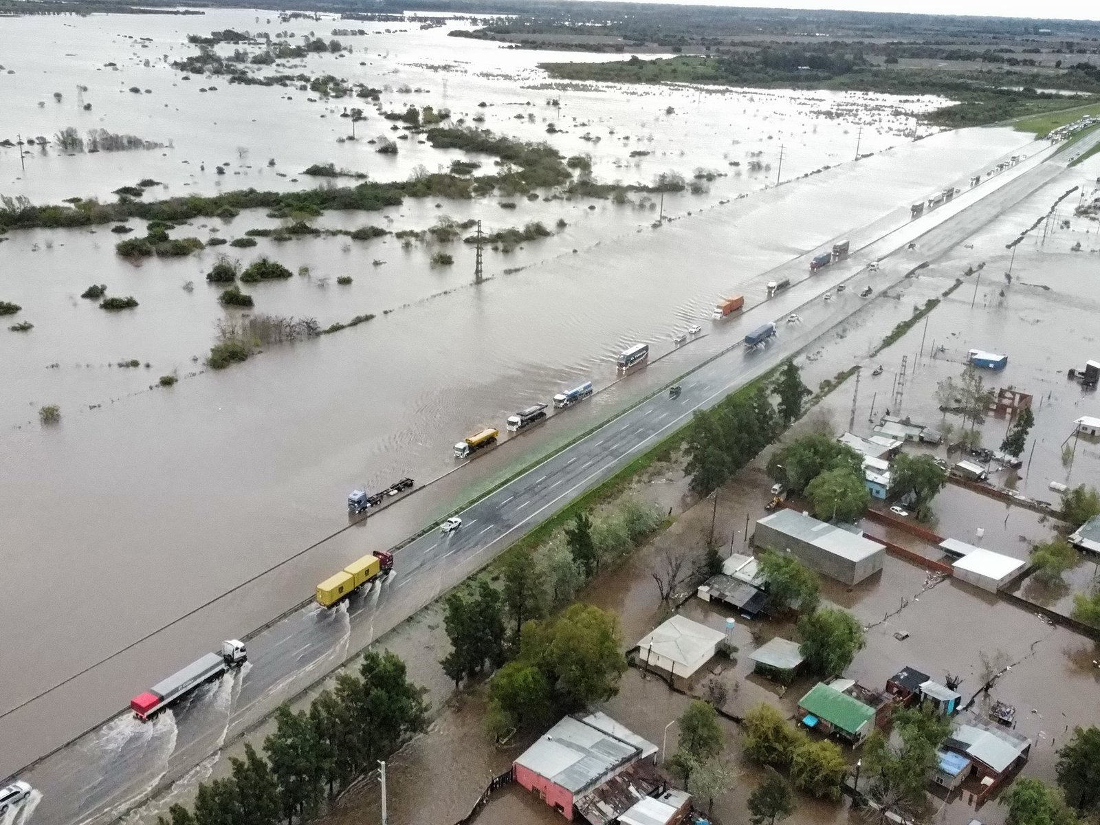 el micro que lleva más de 20 horas varado en el agua