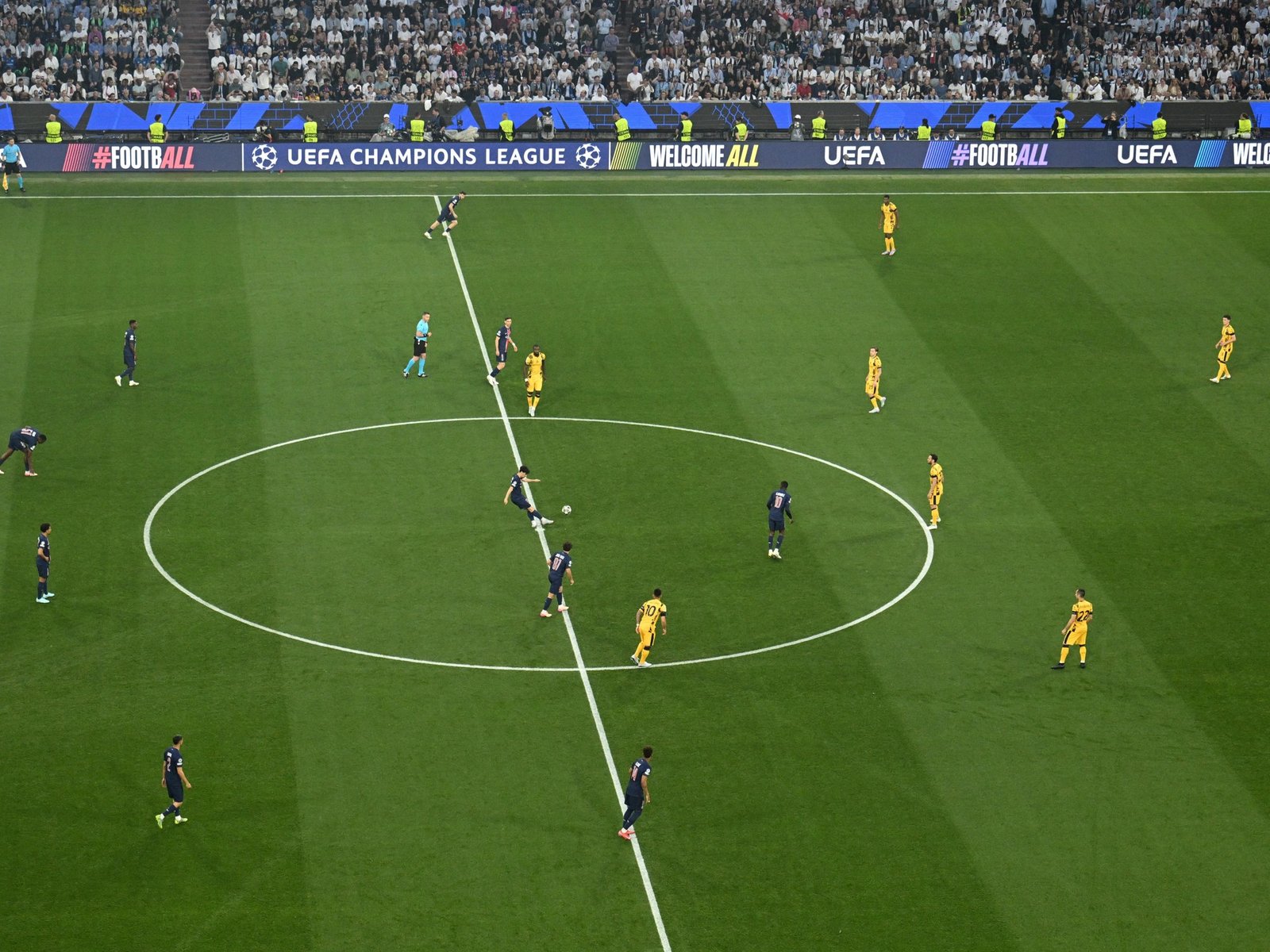 el motivo detrás del saque del medio “a lo rugby” del equipo de París, un sello de Luis Enrique