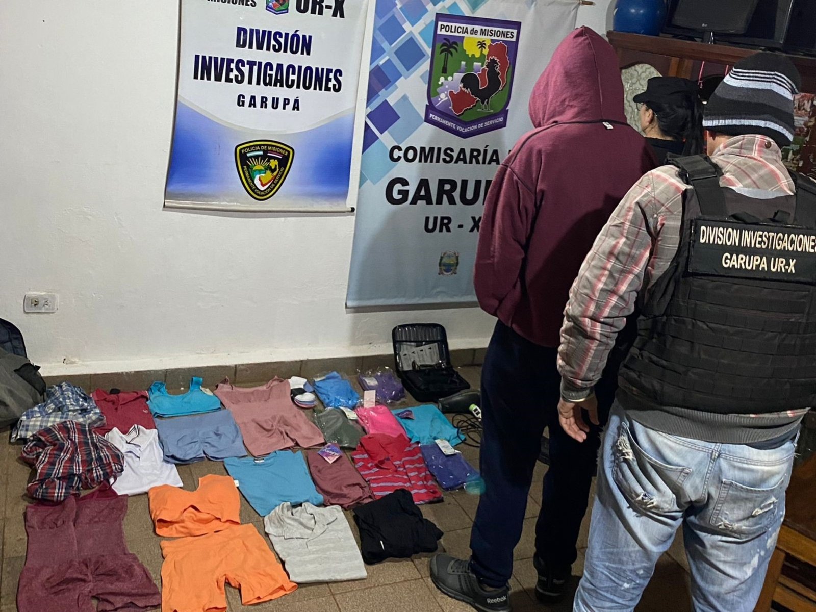 estaba prófugo por robos, lo fueron a detener a su casa y lo encontraron escondido en el pozo ciego