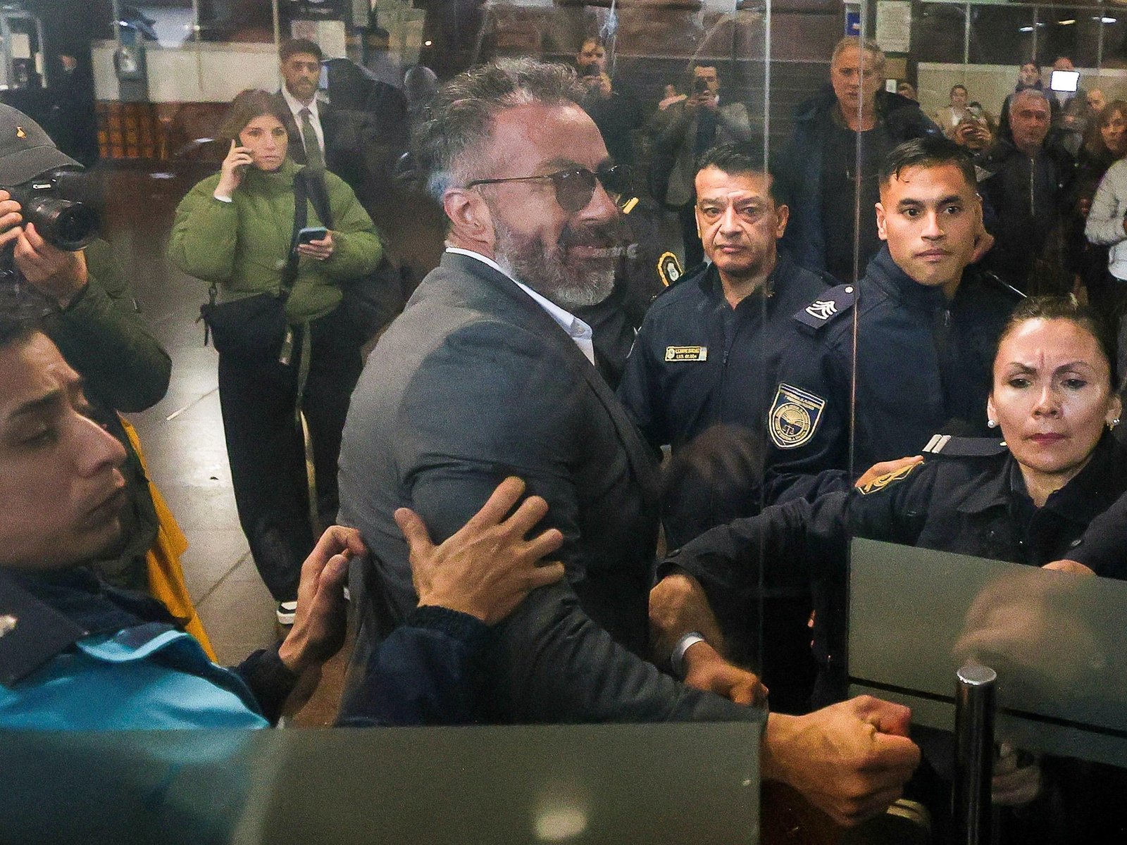 gritos, llantos e insultos en la audiencia del escándalo