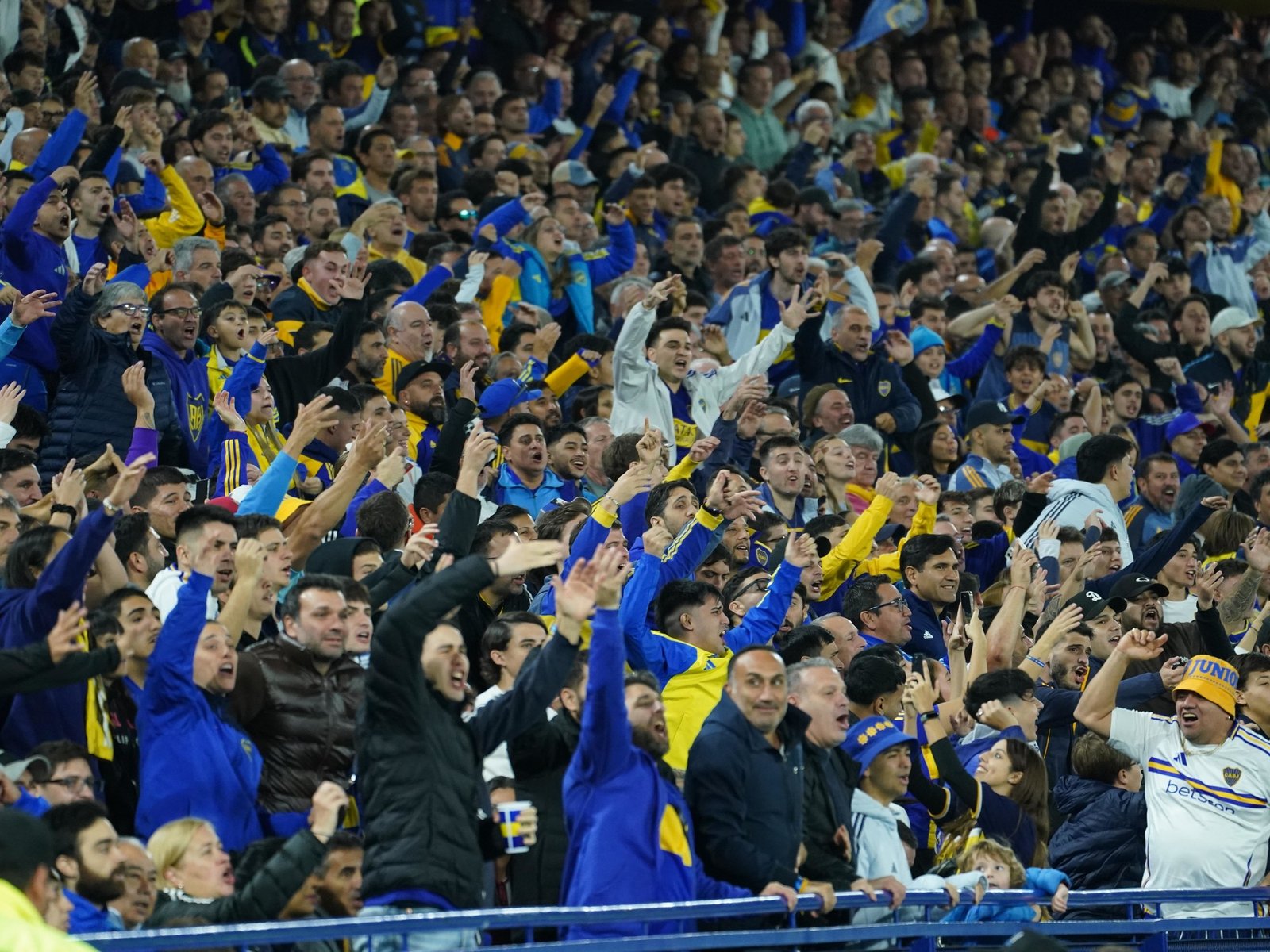 la Bombonera explotó por primera vez contra Riquelme e insultó a los jugadores y la comisión directiva