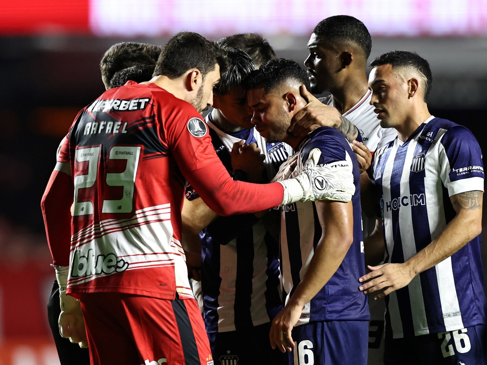 la frase del jugador que provocó la denuncia por xenofobia de Miguel Navarro y el comunicado de Talleres en la Copa Libertadores