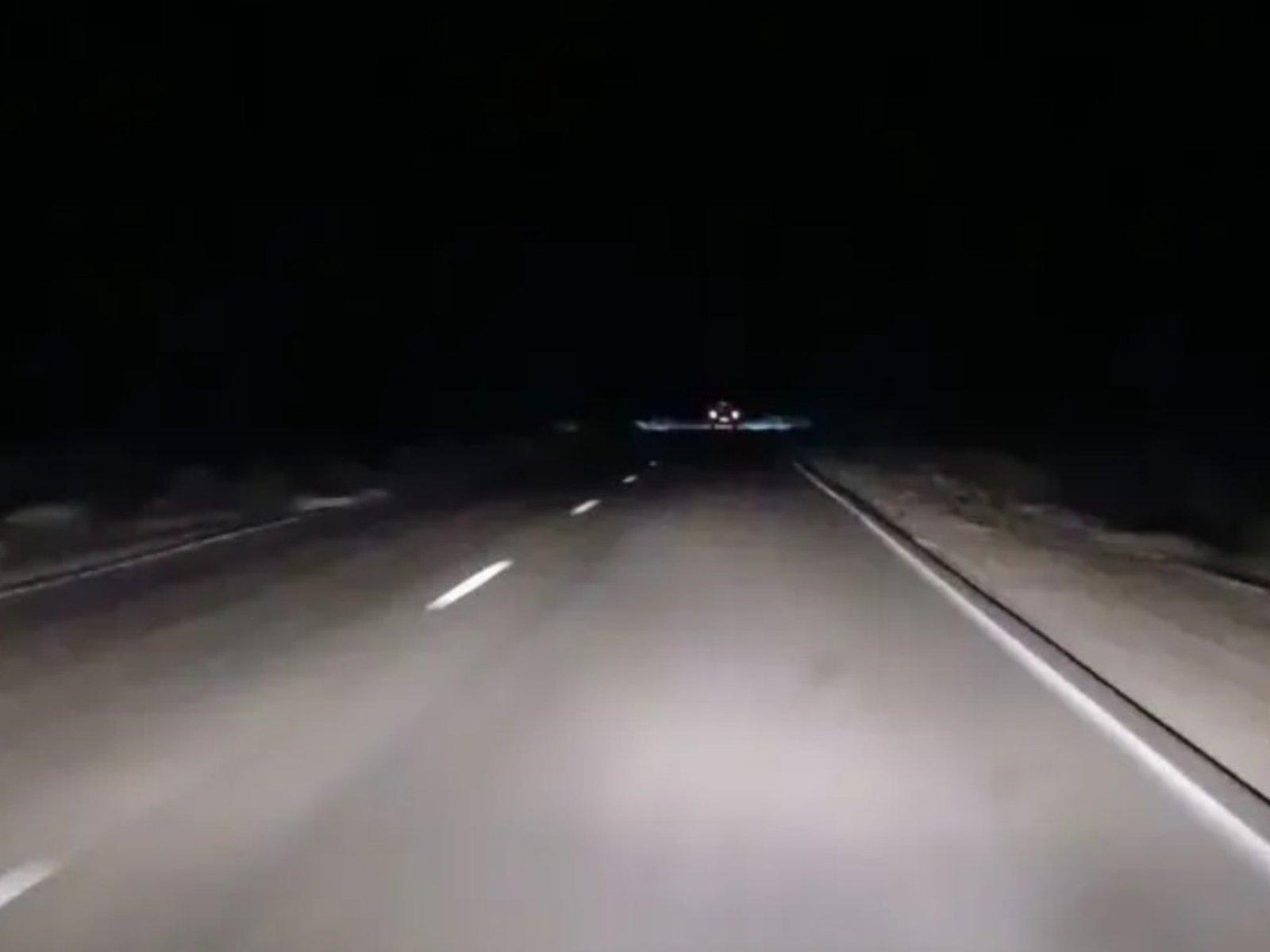 la tiró en medio de la ruta cuando venía un camión a toda velocidad