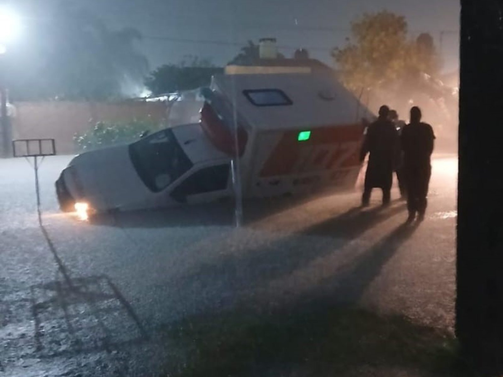 llovieron 400 mm en pocas horas, rige alerta amarilla por tormenta y evacúan a los vecinos