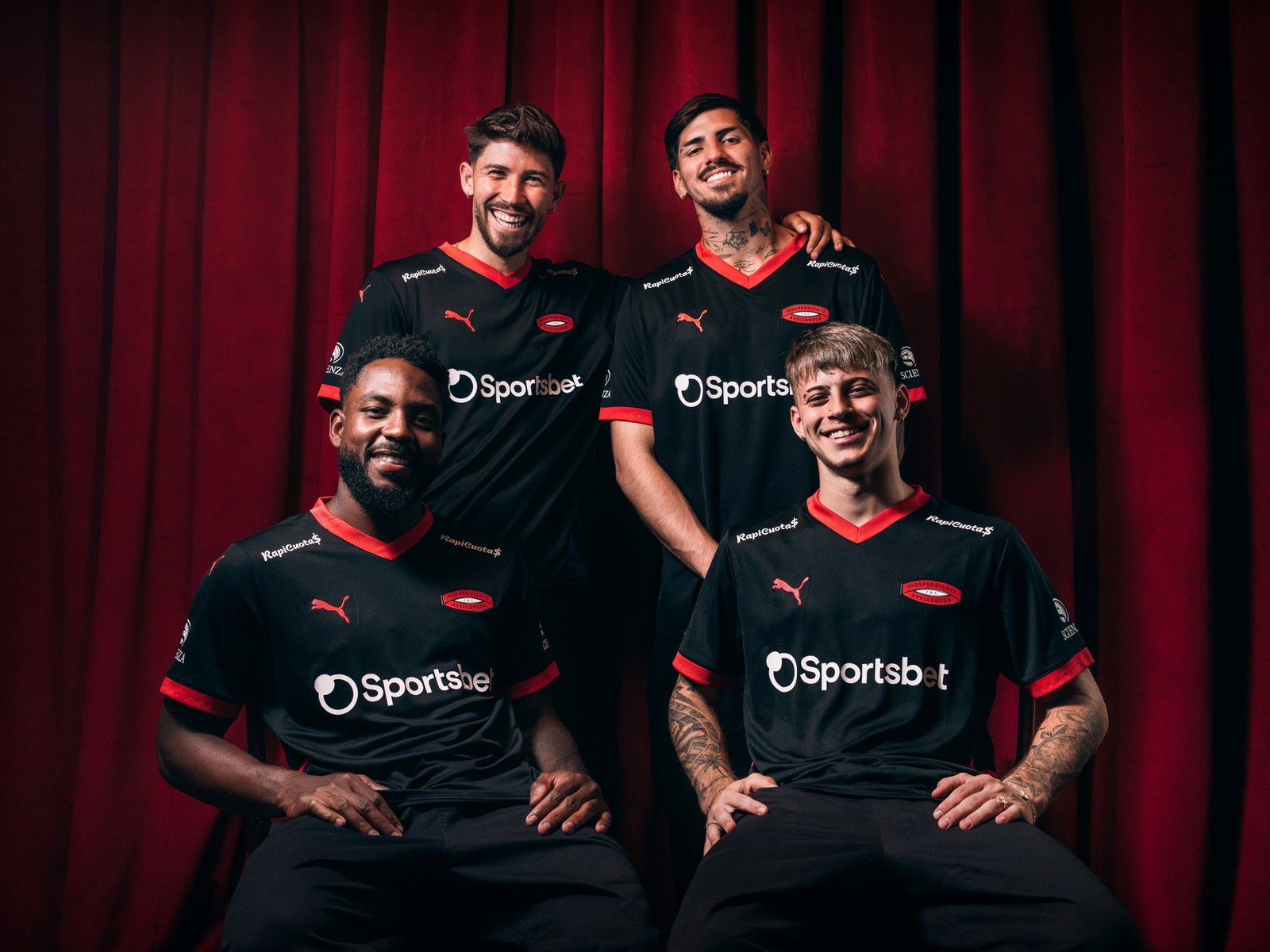 los detalles de la nueva camiseta de color negro, en homenaje a los 120 años de su fundación