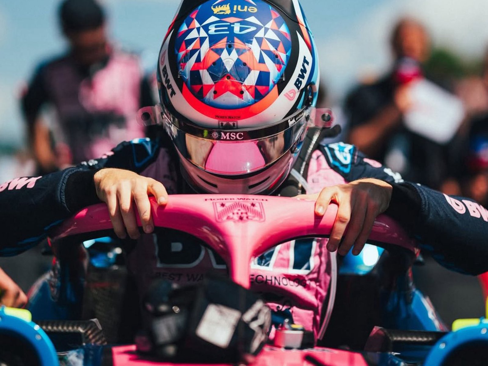 palmadas, elogios y sonrisas tras completar el Gran Premio de Mónaco con un Alpine que sigue muy lejos
