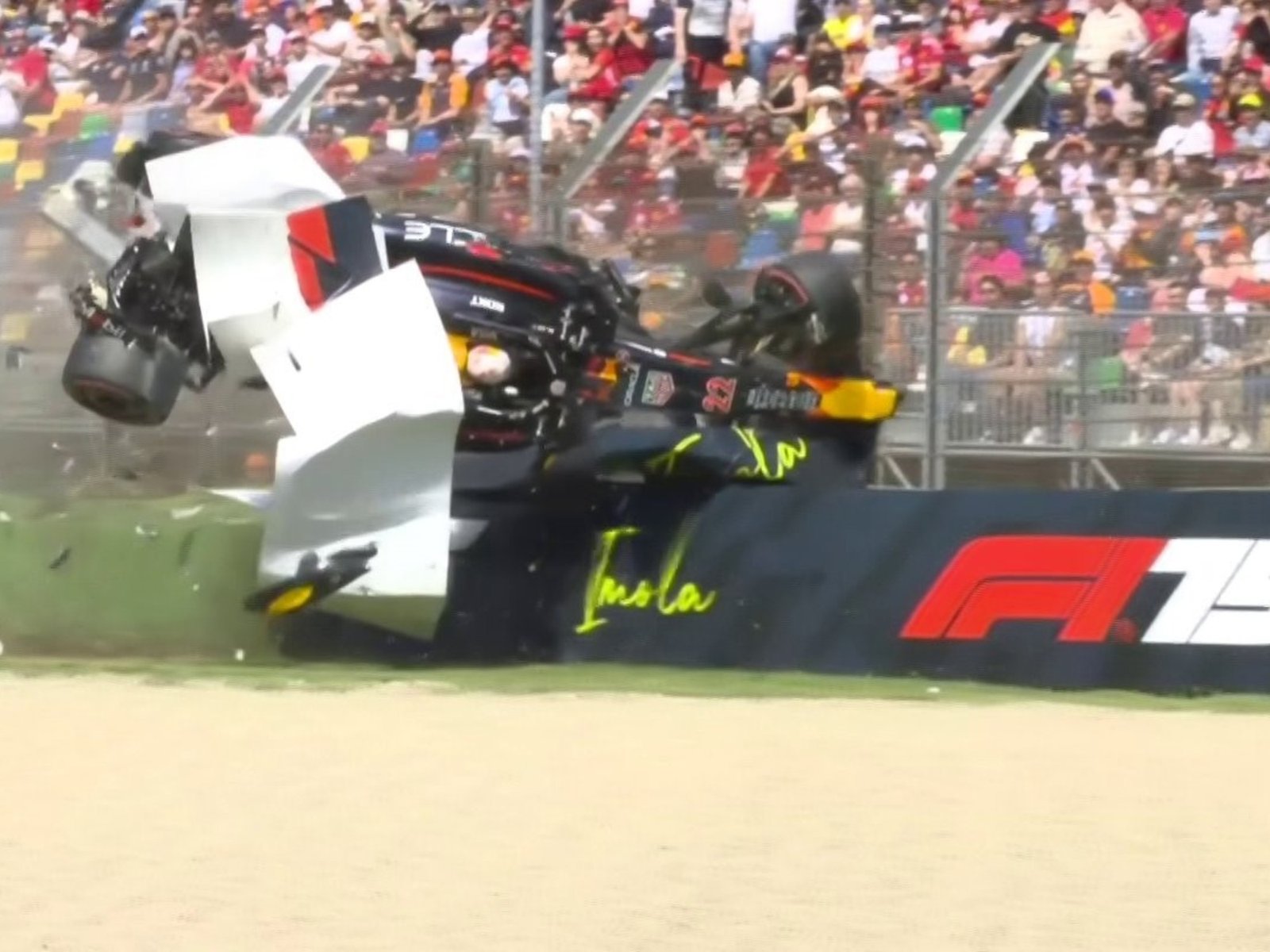 salió volando, el Red Bull quedó boca abajo y terminó destrozado
