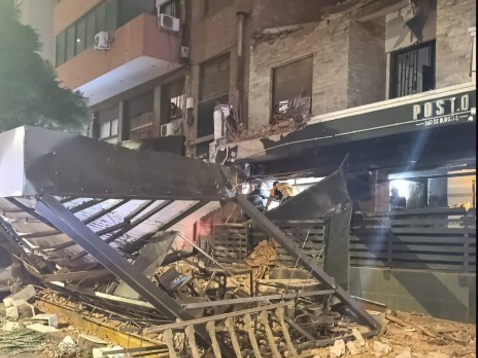 se derrumbó el techo de un hostel, cayó sobre un bar y murió un hombre que quedó bajo los escombros