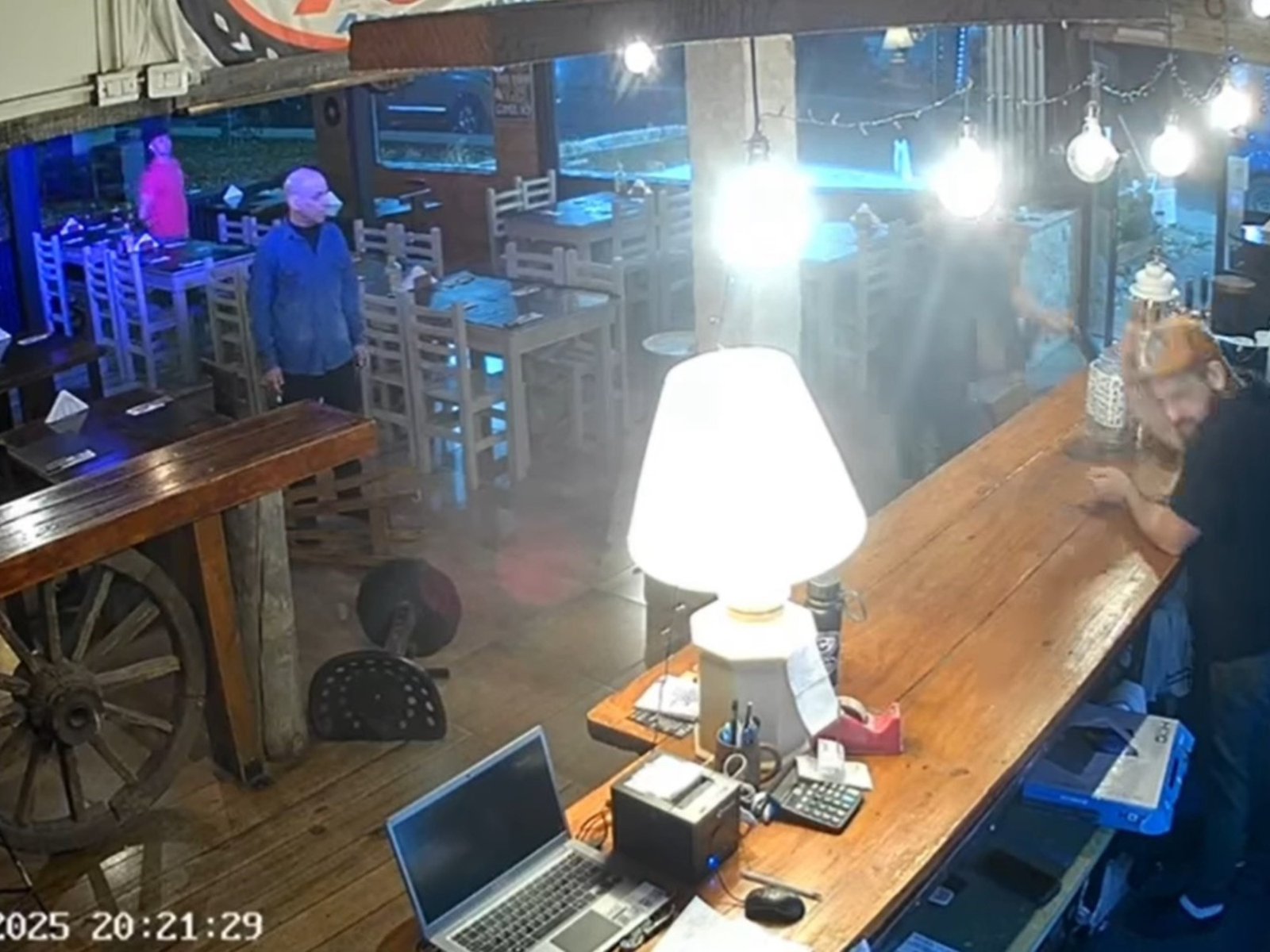 terminó tirando las balas con la mano