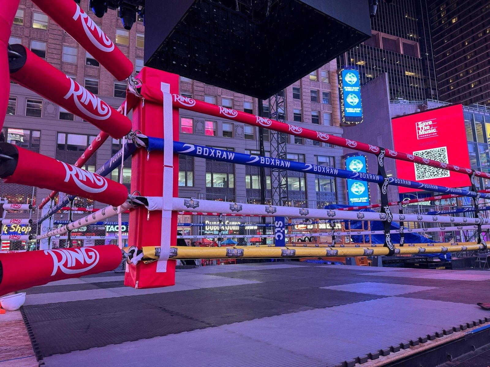 tres peleas, cinco campeones mundiales y mucho hermetismo en la intersección más concurrida de Estados Unidos